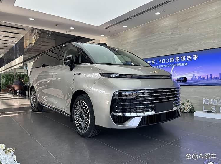 银河V900实车到店配8座版,长5米36续航1200km,24K金标是认真的