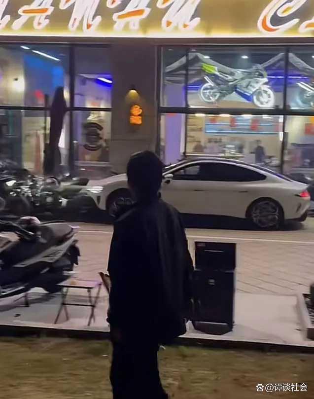 23岁SU7车主杀人案:橙男群内激怒,黑男现场拱火,曹某锁喉被杀