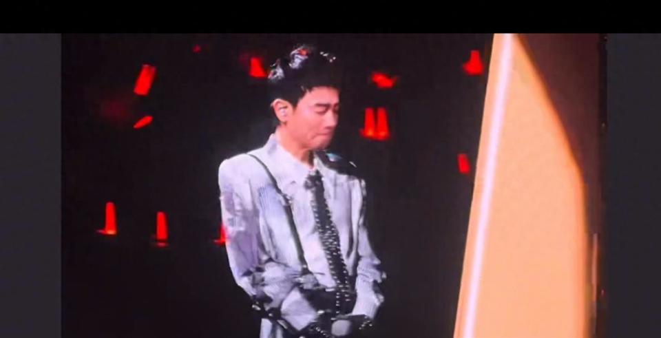 陈小春演唱会当众落泪!被挡观众要退票，他边哭边道歉