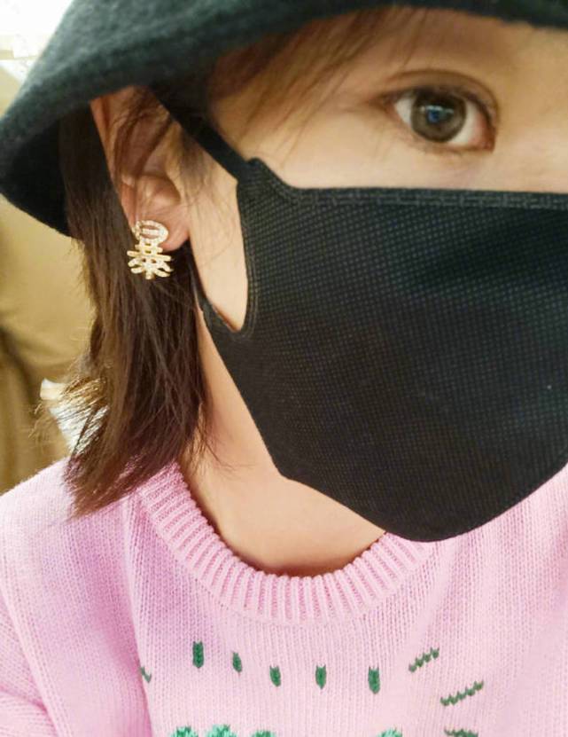杨紫财迷人设不倒，戴暴富耳钉收红包笑的超大声，网友：求同款
