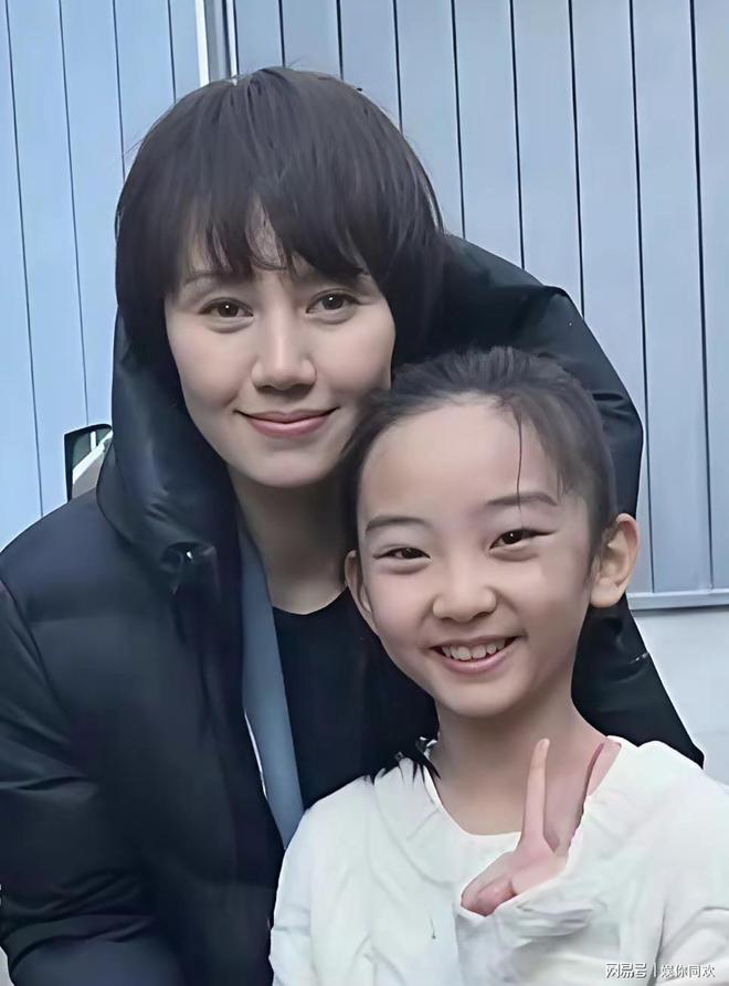 演员袁泉与女儿夏哈哈的日常留影，女儿不太像妈妈