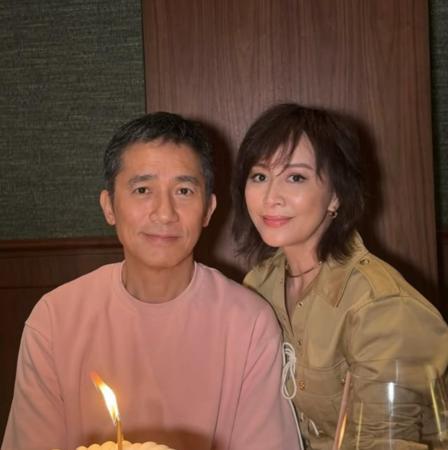 没老婆就慌了！梁朝伟紧牵刘嘉玲「一放手变社恐」疯狂抠手被抓包