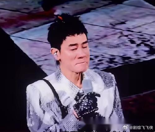 陈小春如何处理舞台风波与事业家庭的平衡？