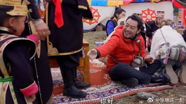 沙溢要牵萌娃的手 笑得像怪叔叔，小孩一见他就害怕！
