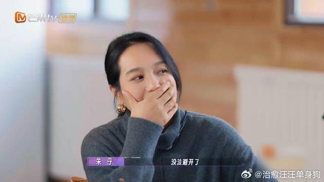 朱丹周一围街头拥吻，甜蜜溢出屏幕，都不好意思了
