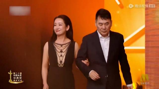 秦海璐领口开太低，陈建斌想看又不敢看，台下蒋勤勤面无表情