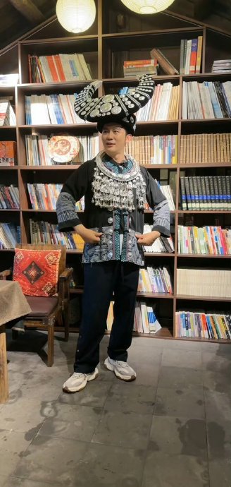 李晨穿上苗族服饰后，网友为何称其为‘苗族大黑牛’？