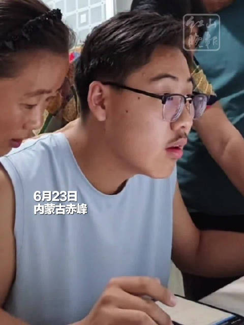 男孩与家人淡定查分全程神情自若不见波澜