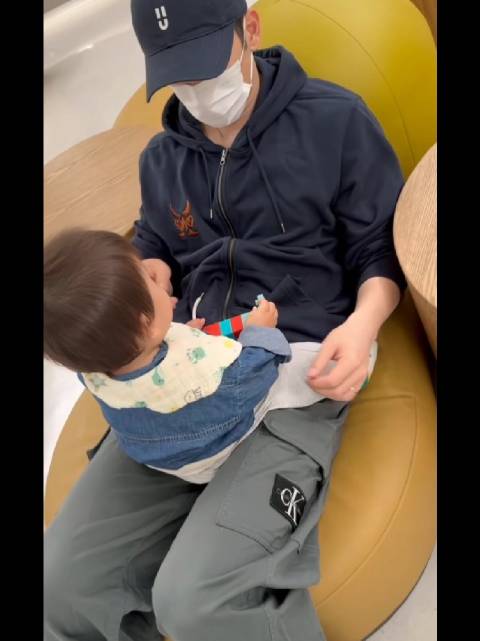 奶爸刘芮麟带着儿子体检，儿子长相太秀气了，大家都以为他是个小女孩呢？