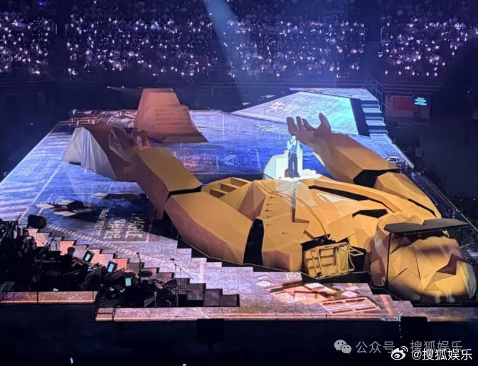 陈小春演唱会事件后，后续的巡演场次是否还安排了类似的三面台设计？