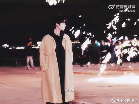 包上恩壁咚周柯宇动作利落，周柯宇躲眼神显娇羞