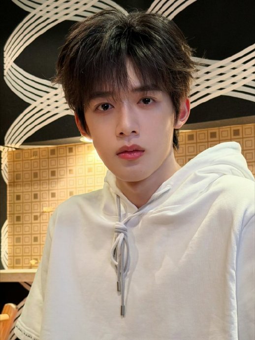 TF家族练习生官俊臣的连环行程（高考、综艺、运动会等）具体是如何安排的？