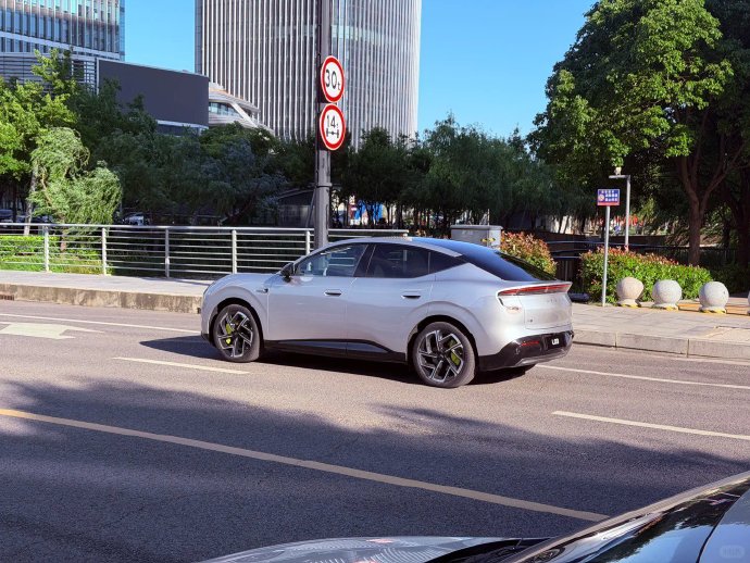 作为小鹏MONA系列首款SUV，L03在市场定位上主要与哪些车型竞争？