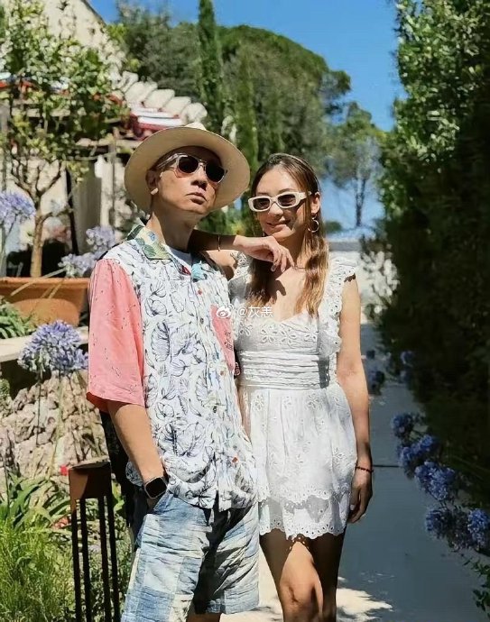 妻子应采儿在陈小春应对这次危机中起到了什么作用？