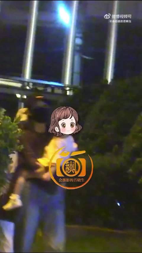 狗仔拍到王鸥带着女儿和妹妹一起出门吃饭，王鸥一直抱着女儿，母爱满满