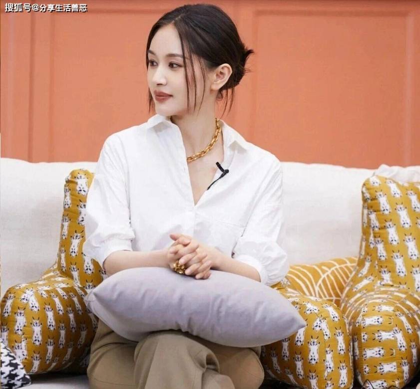 王子文变得越来越帅气了，米色长裤搭配白色衬衣尽显制服魅力！