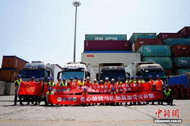 中国华侨公益基金会善行团公益基金统筹发起的42吨赈灾爱心大米正式发车启运，驰援马达加斯加受灾侨胞。善行团公益基金供图