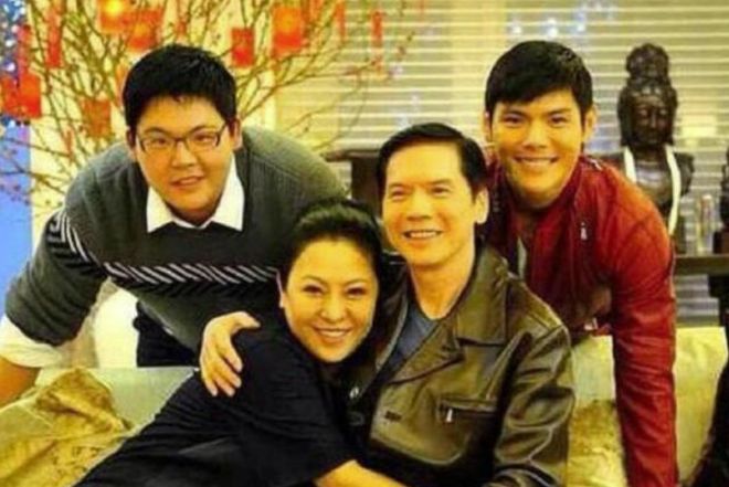 向佐向佑合体直播，向太化身榜一大姐支持，母子终于和解