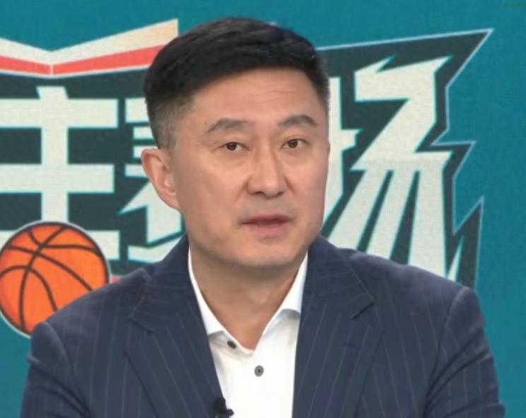 杨瀚森首秀翻车，杜锋说了句大实话：他不知道自己该干嘛