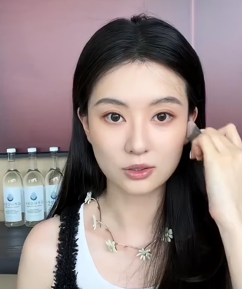 31岁乔欣婚后罕露面!素颜脸白皙圆润气质松弛，活成人生赢家|乔欣|关雎尔|欢乐颂|白皙|素颜