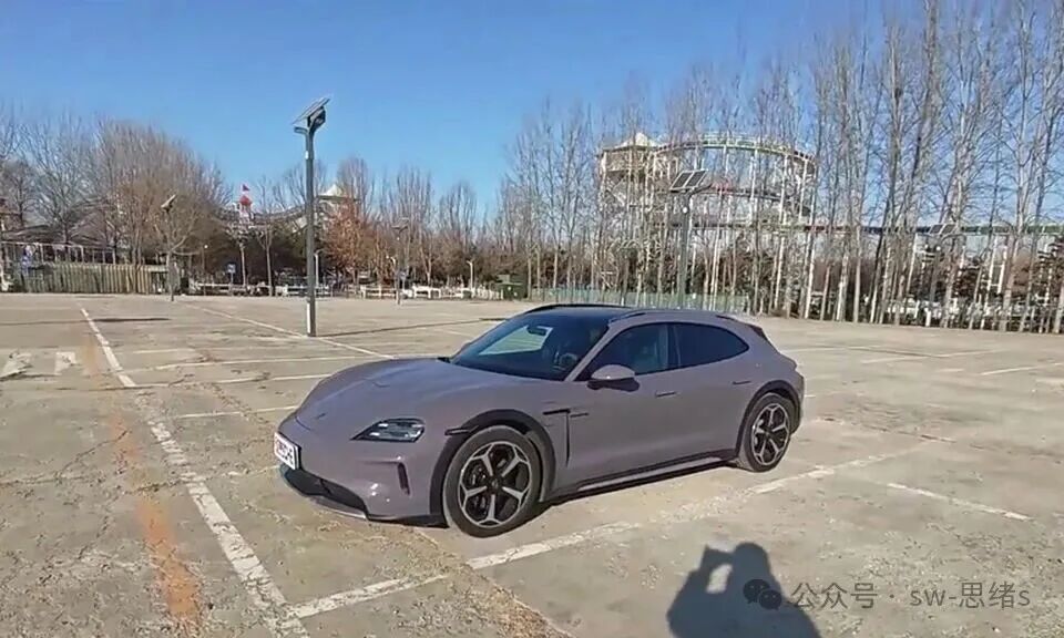 保时捷 Taycan 4 Cross Turismo:帅是真的帅,但别把猎装当成万能答案