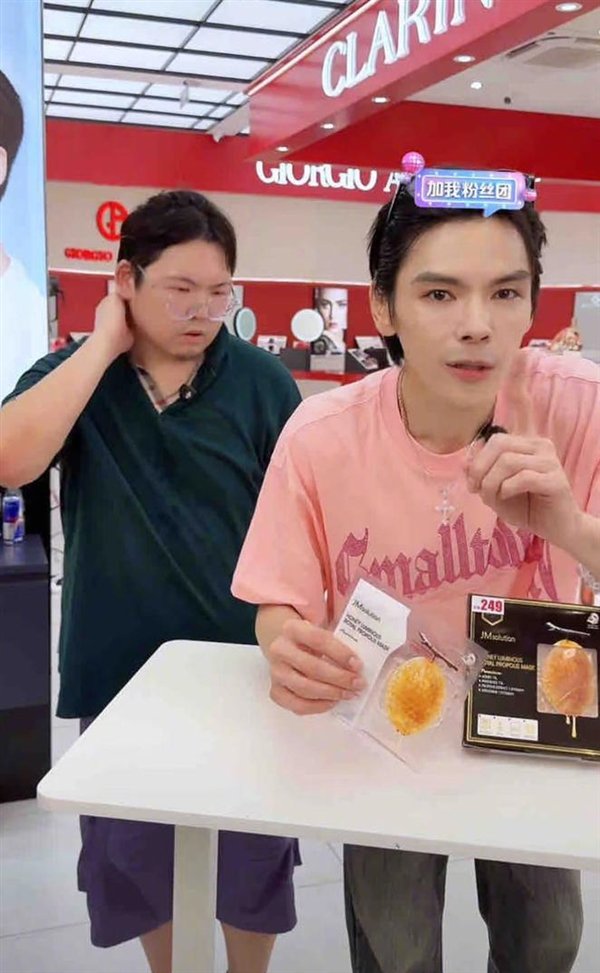 向佐向佑首度合体直播:向太空降直播间成榜一 人气瞬间冲破10万+