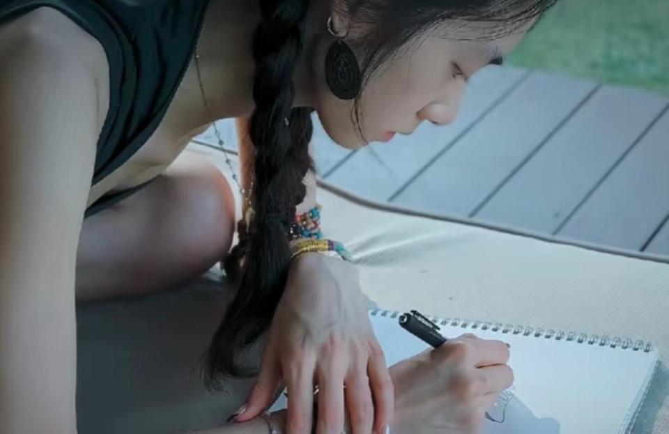 20岁黄多多从纽大回国!长发素颜低头画画，与孙莉女儿同框像姐妹!