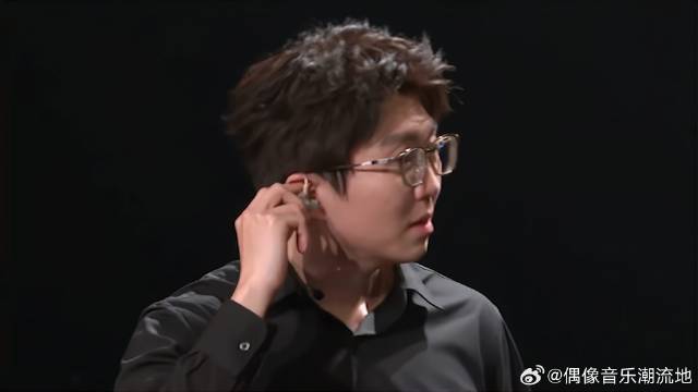 毛不易真是太逗了 上场前还要练动作，对自己太没自信！
