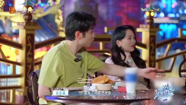 孙丞潇问孙杨明年是否穿红色泳裤