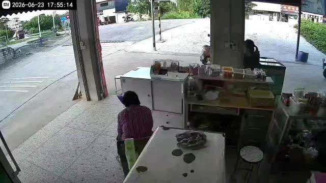 大货车轮胎崩飞砸碎民宅玻璃，未造成人员伤亡
