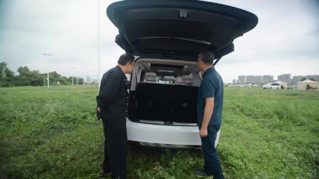 罗永浩朱江明体验零跑D99，第三排通风加热设计获赞
