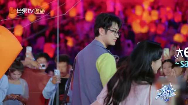 金莎与粉丝合照先问美颜，孙丞潇同行放灯现场