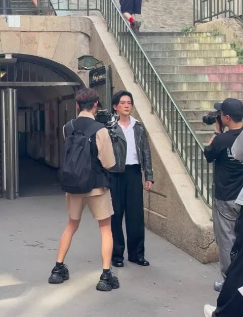 网友在巴黎街头偶遇苏有朋，谁给咱叔化的妆，乍一看都没认出来