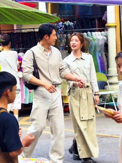 黄景瑜徐若晗街头拍戏路透，并肩闲逛氛围温馨