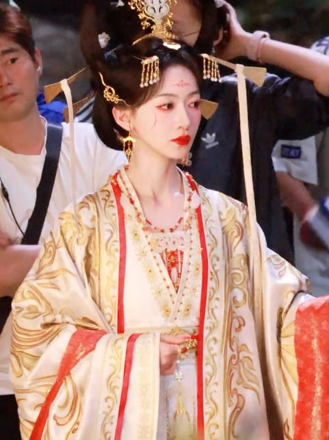 吴谨言的妆造看起来好美，整体表现还有一股霸气！