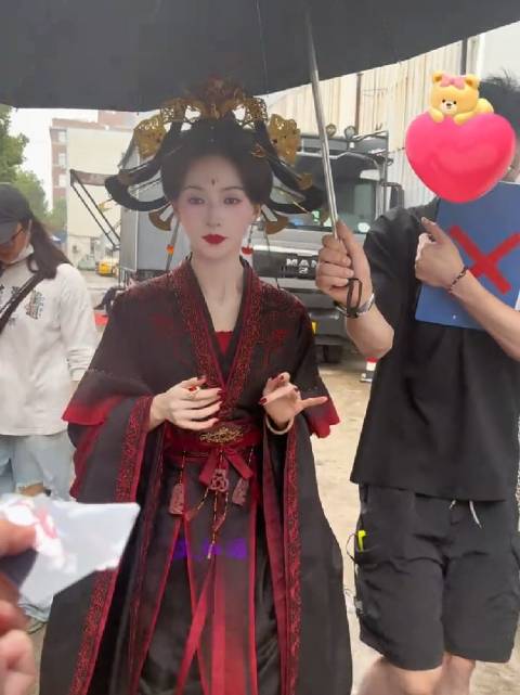 吴谨言 产后发胖受益人，今天偶遇吴谨言下班，这新剧妆造你觉得怎么样？