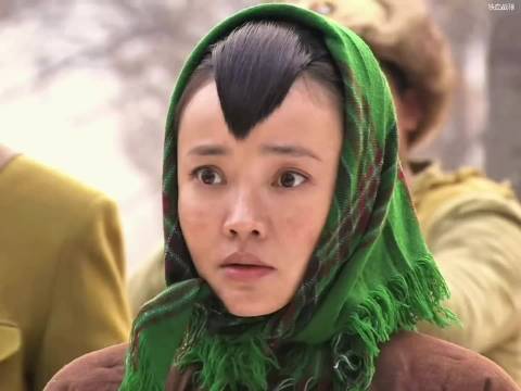 女子开门遇日军队伍经过
