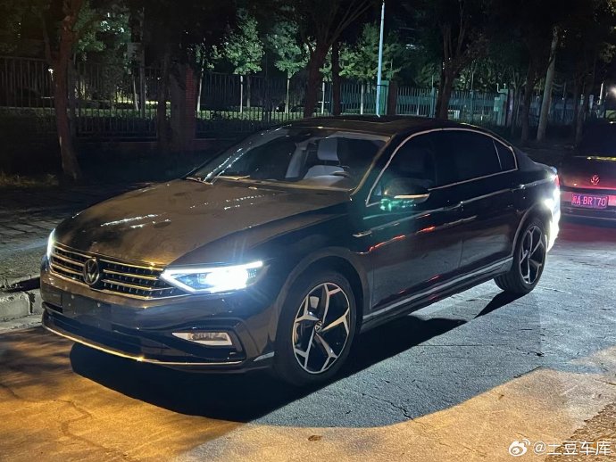 现在买迈腾330新车和准新车哪个更划算？