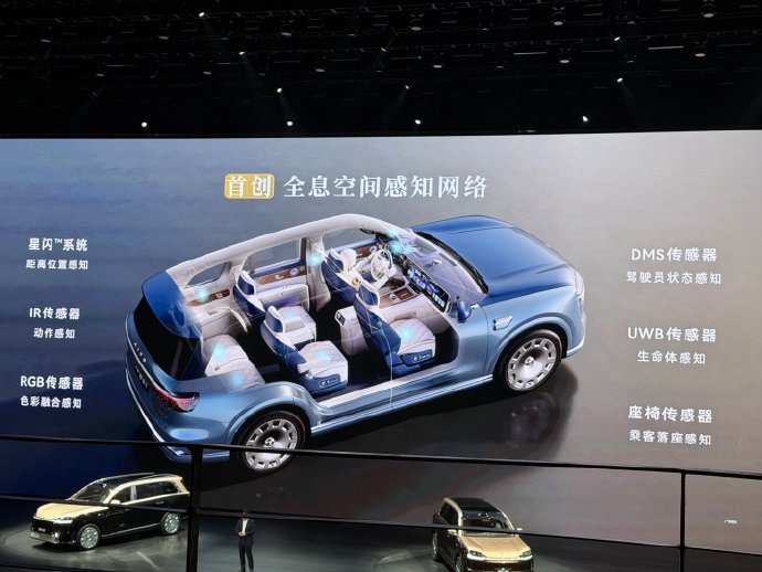 问界M9“一镜双投”和“多车K歌”功能需要额外付费或设备吗？