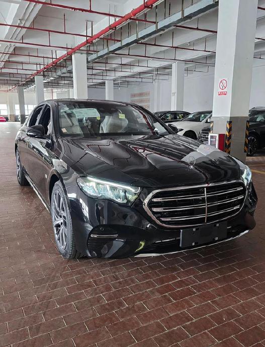 降价后的奔驰E300L和同价位的宝马5系比，谁更值得买？