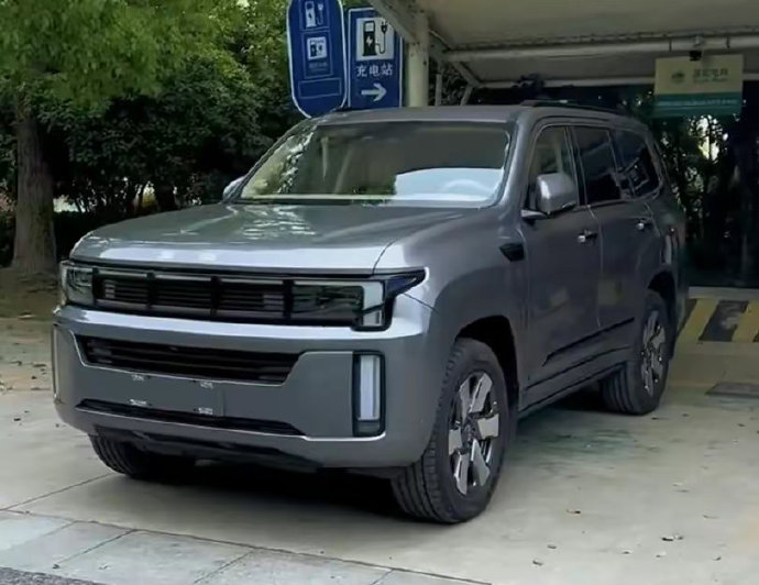 25万起售！BJ60混动靠什么挑战坦克500？
