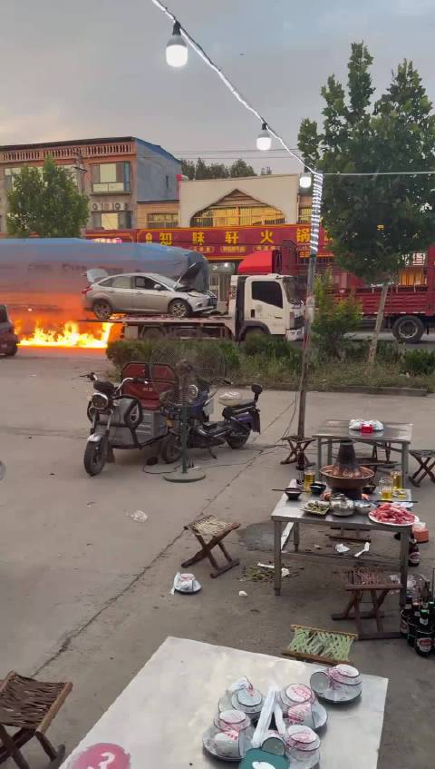 我嘞个绝命板车，这车是咋了拉了那么长一条火线