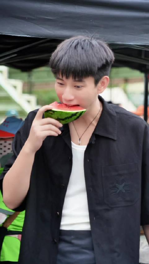 一时分不清王子奇更甜还是西瓜更甜，王子奇这少年感绝了