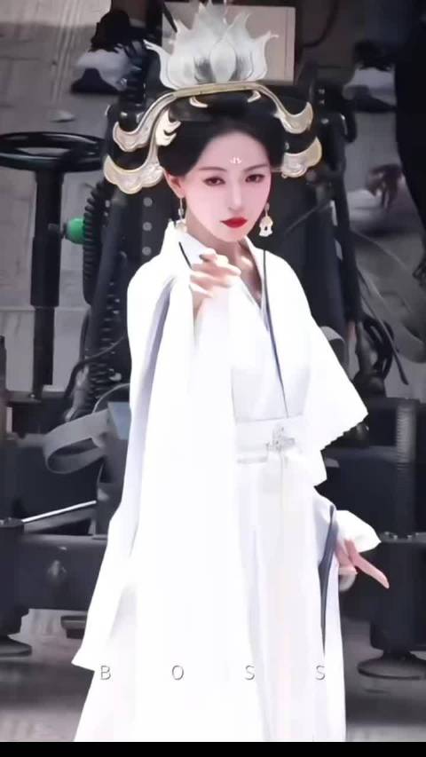 吴谨言产后身材引争议，新剧《凤不栖》热度攀升