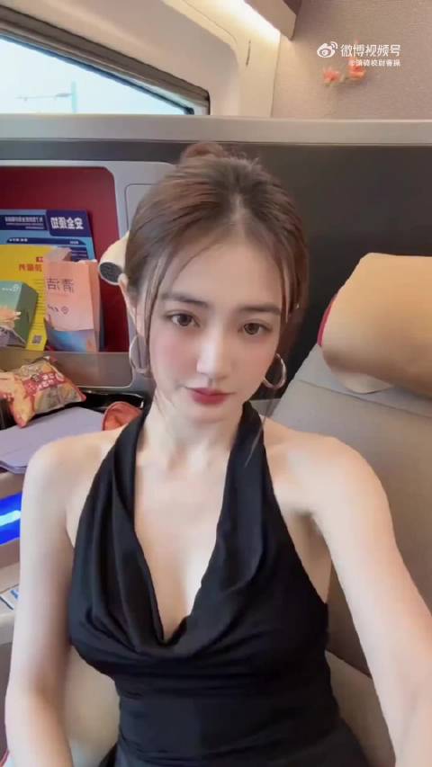 徐璐在高铁拍的手势舞，后面工作室拍的花絮也好可爱