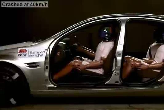 极氪001与途观正面对撞致伤亡，后排未系安全带酿惨剧
