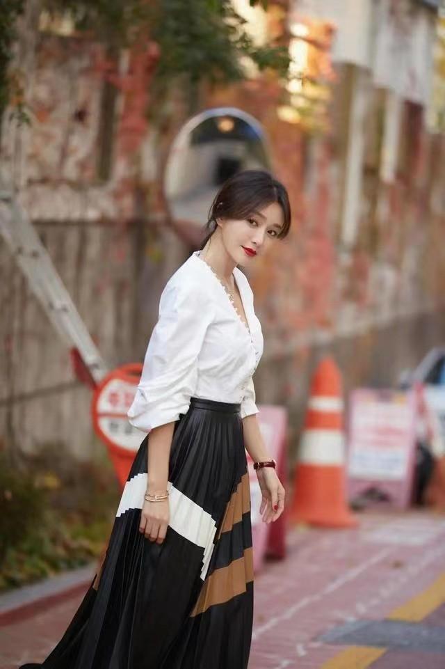 秦岚不愧是气质女神！这身“白衬衫+百褶裙”造型，美得高级优雅