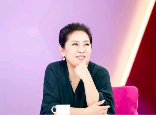 69岁向太每天工作10小时，向华强说“离不开她”:唯独输给一件事|向佐|丁佩|周星驰|郭碧婷|张柏芝|内地大佬_订阅