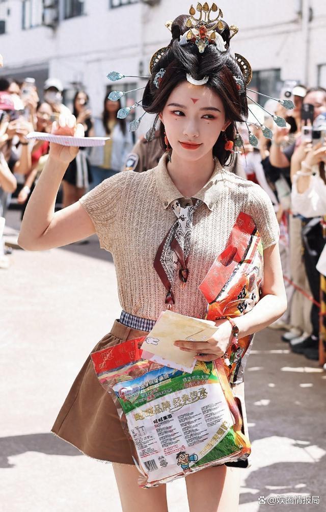 林允归鸾绝美出妆路透,卡其短裙高挑身姿华丽感拉满