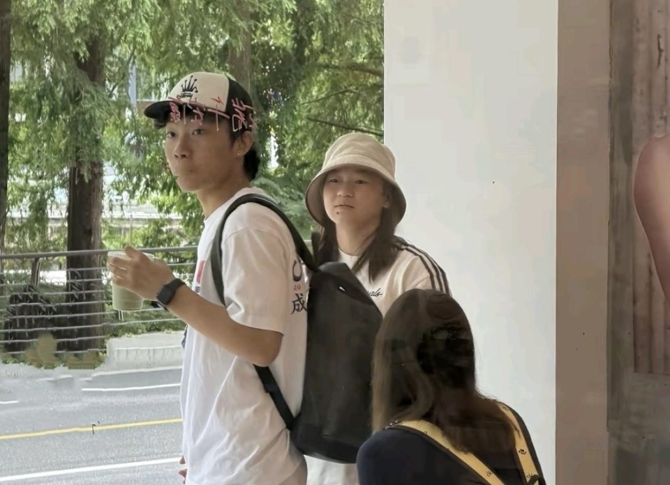 19岁全红婵久违现身！瘦了一圈+下巴尖了 吃汉堡薯条火锅 喝冰可乐